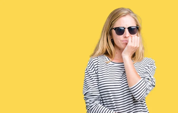 Mulher Bonita Usando Óculos Sol Sobre Fundo Isolado Olhando Estressado — Fotografia de Stock