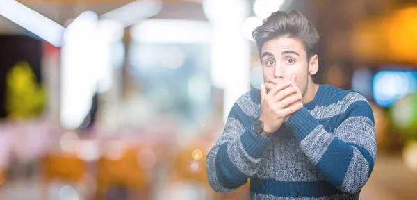 Joven Hombre Guapo Sobre Fondo Aislado Impactó Cubriendo Boca Con — Foto de Stock