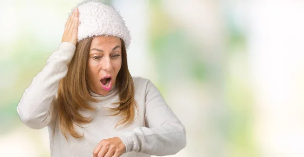 Hermosa Mujer Mediana Edad Con Suéter Invierno Sombrero Sobre Fondo —  Fotos de Stock