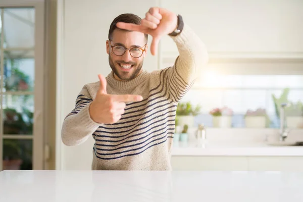 Joven Hombre Guapo Con Gafas Casa Sonriendo Haciendo Montura Con — Foto de Stock