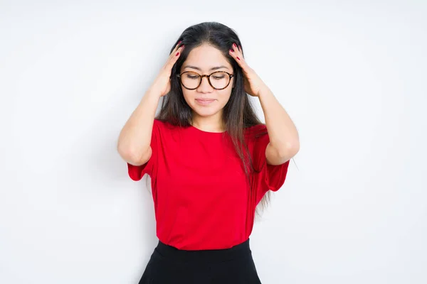 Hermosa Mujer Morena Con Gafas Sobre Fondo Aislado Que Sufre — Foto de Stock