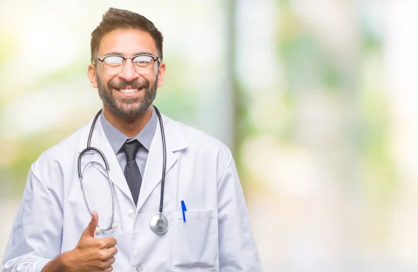 Adulto Hispânico Médico Homem Sobre Fundo Isolado Fazendo Polegares Felizes — Fotografia de Stock