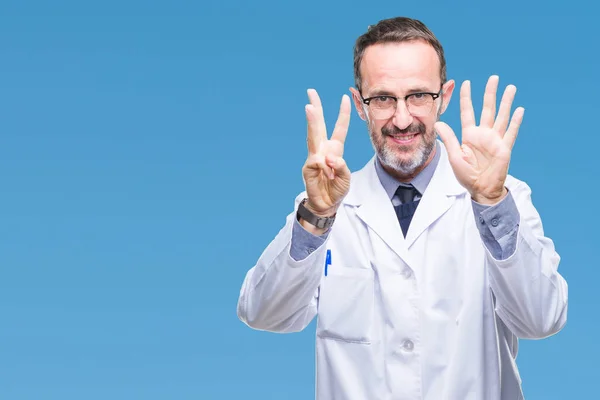 Hombre Profesional Alzado Mediana Edad Con Abrigo Blanco Sobre Fondo —  Fotos de Stock