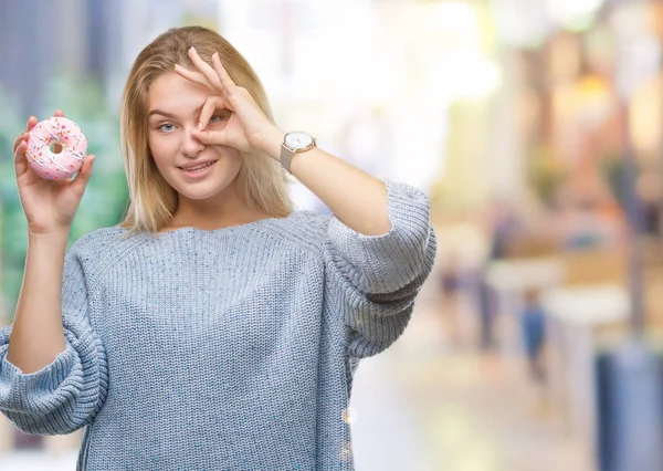 Joven Mujer Caucásica Comiendo Donut Dulce Sobre Fondo Aislado Con —  Fotos de Stock