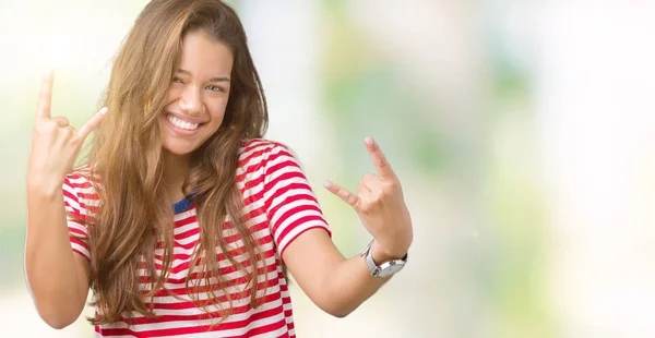 Joven Mujer Morena Hermosa Con Rayas Camiseta Sobre Fondo Aislado —  Fotos de Stock