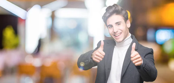 Jeune Homme Élégant Portant Manteau Hiver Sur Fond Isolé Approuvant — Photo