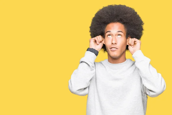 Joven Afroamericano Con Pelo Afro Vistiendo Sudadera Deportiva Sonriendo Tirando — Foto de Stock