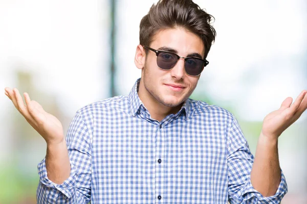 Joven Hombre Guapo Con Gafas Sol Sobre Fondo Aislado Expresión —  Fotos de Stock