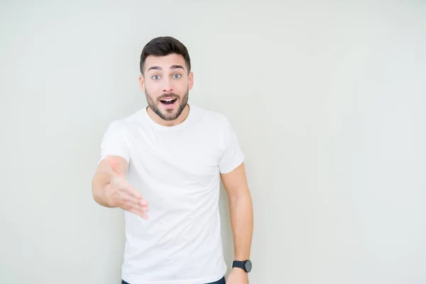 Jovem Homem Bonito Vestindo Casual Shirt Branca Sobre Fundo Isolado — Fotografia de Stock