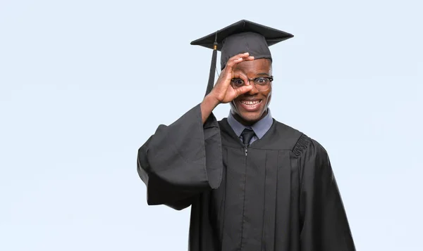 若い手の笑顔 幸せそうな顔で指を通して見る目で のジェスチャーを行う分離の背景の上のアフリカ系アメリカ人の卒業 — ストック写真