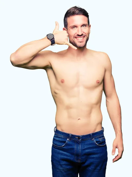 Hombre Guapo Sin Camisa Mostrando Pecho Desnudo Sonriendo Haciendo Gesto —  Fotos de Stock