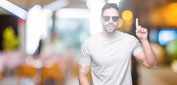 Joven Hombre Guapo Con Gafas Sol Sobre Fondo Aislado Sorprendido —  Fotos de Stock