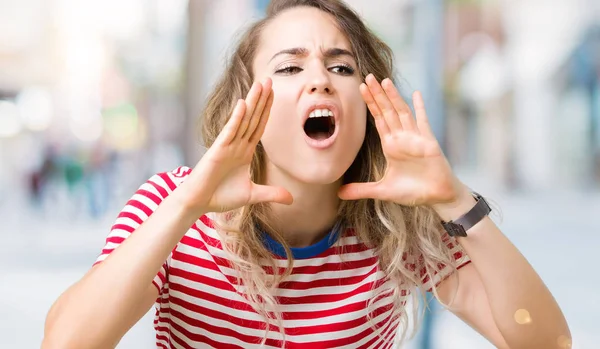 Bella Giovane Donna Bionda Sfondo Isolato Gridare Arrabbiato Alta Voce — Foto Stock