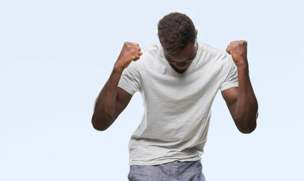 Hombre Afroamericano Joven Sobre Fondo Aislado Muy Feliz Emocionado Haciendo —  Fotos de Stock