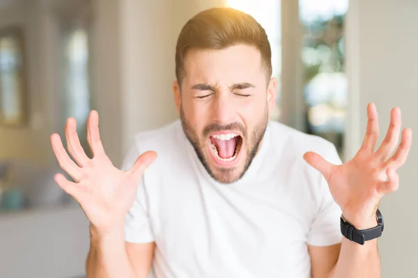 Homem Bonito Jovem Vestindo Shirt Branca Casual Casa Celebrando Louco — Fotografia de Stock