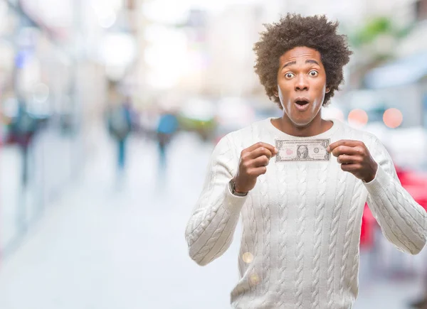 Hombre Afroamericano Sosteniendo Dólar Sobre Fondo Aislado Asustado Shock Con —  Fotos de Stock