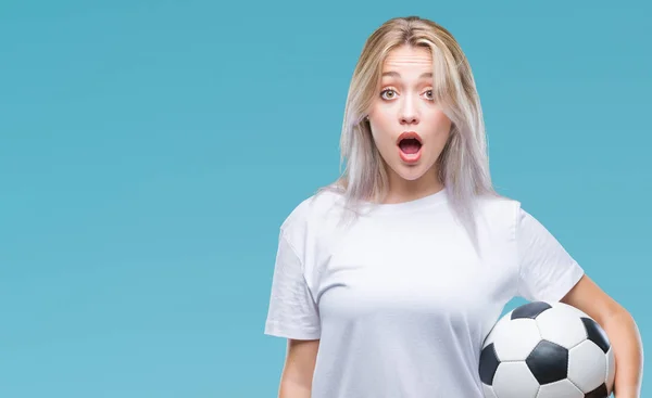 Junge Blonde Frau Mit Fußballball Über Isoliertem Hintergrund Erschrocken Mit — Stockfoto