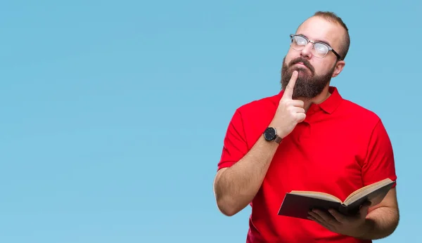 Joven Hipster Hombre Con Gafas Lectura Libro Sobre Fondo Aislado —  Fotos de Stock