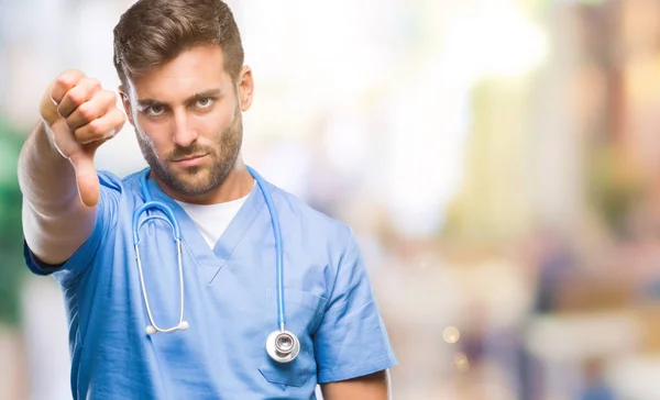 Junge Gut Aussehende Arzt Chirurg Mann Über Isolierten Hintergrund Sieht — Stockfoto