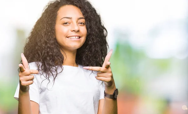 Mooi Meisje Met Krullend Haar Het Dragen Van Casual Wit — Stockfoto