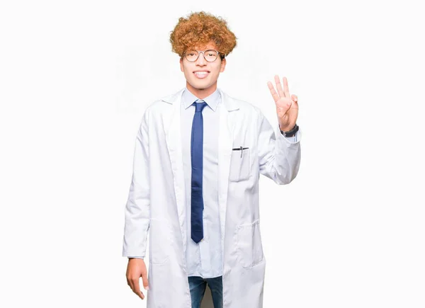 Mladý Vědec Pohledný Muž Nošení Brýlí Ukazující Směřující Nahoru Prsty — Stock fotografie