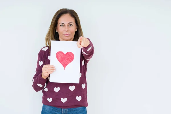 Medelålders Kvinna Som Håller Kortet Gåva Med Rött Hjärta Isolerade — Stockfoto
