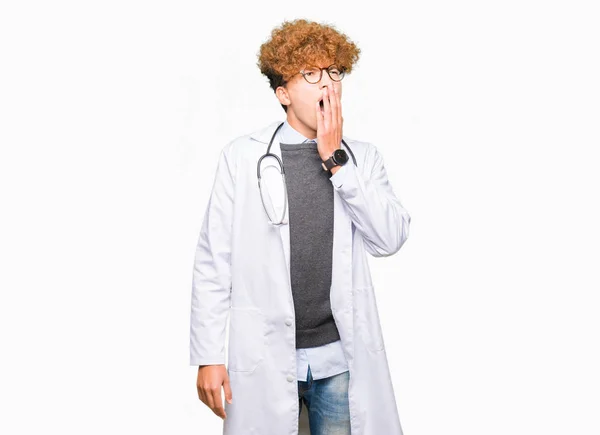 Ung Snygg Läkare Man Klädd Medicinsk Coat Uttråkad Gäspningar Trötta — Stockfoto