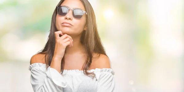 Young Beautiful Arab Woman Wearing Sunglasses Isolated Background Hand Chin — Stock Photo, Image
