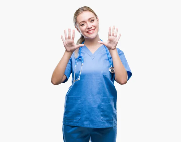 年轻的金发医生医生妇女在孤立的背景显示和指着手指数字十 而微笑着自信和快乐 — 图库照片