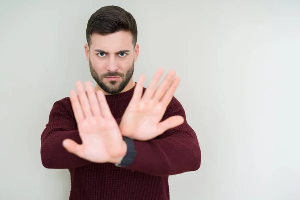 Jonge Knappe Man Dragen Een Trui Geïsoleerde Achtergrond Afwijzing Expressie — Stockfoto