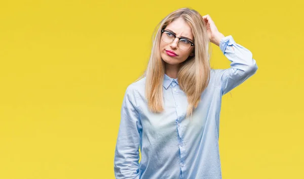Junge Schöne Blonde Geschäftsfrau Mit Brille Über Isoliertem Hintergrund Verwirrt — Stockfoto