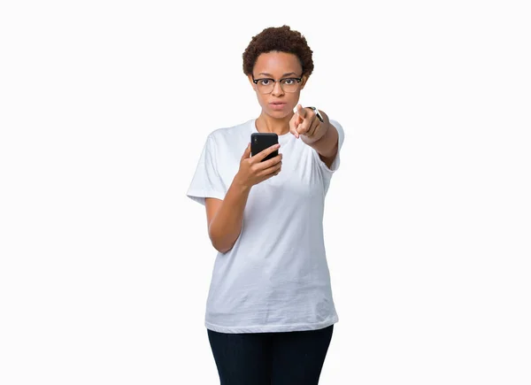 Jovem Afro Americana Usando Smartphone Sobre Fundo Isolado Apontando Com — Fotografia de Stock