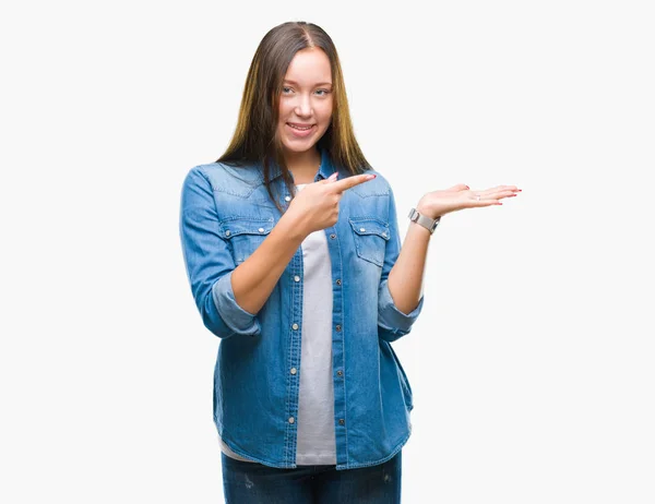 Giovane Caucasica Bella Donna Sfondo Isolato Stupito Sorridente Fotocamera Mentre — Foto Stock