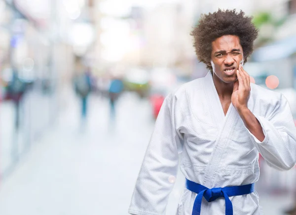 Afro American Człowiek Ubrany Karate Kimono Białym Tle Dotykając Usta — Zdjęcie stockowe