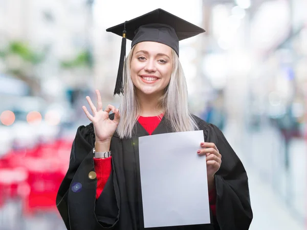 Jovem Loira Mulher Vestindo Graduado Uniforme Segurando Grau Sobre Isolado — Fotografia de Stock