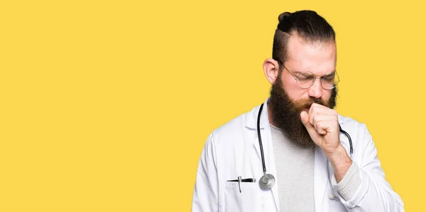 ひげ医療コート感じ具合が悪く 症状として咳風邪や気管支炎を身に着けている若いブロンド医師男 ヘルスケアの概念 — ストック写真