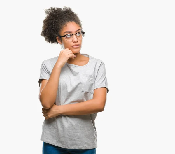 若いアフロ アメリカ人女性と孤立した背景に眼鏡をかけて手に関する質問は 物思いにふける式あご思考 思いやりのある顔をして笑っています 疑いのコンセプト — ストック写真