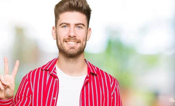 Ung Vacker Man Iklädd Röd Skjorta Visar Och Pekar Upp — Stockfoto