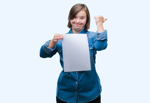 Νεαρή Ενήλικη Γυναίκα Σύνδρομο Κρατώντας Φύλλο Λευκό Χαρτί Πάνω Από — Φωτογραφία Αρχείου