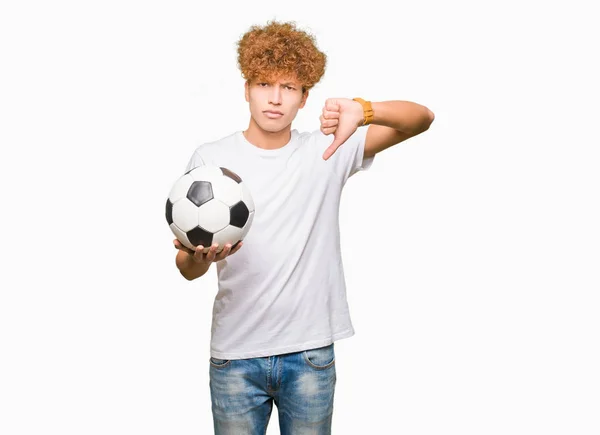 Junger Gutaussehender Mann Mit Wütendem Gesicht Und Fußballball Der Hand — Stockfoto