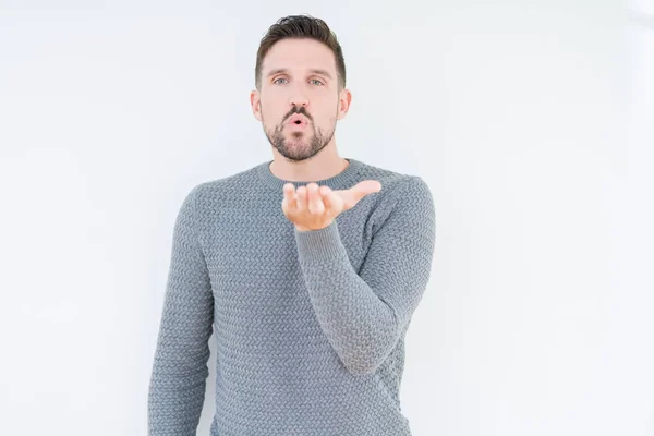 Jovem Homem Bonito Vestindo Camisola Casual Sobre Fundo Isolado Olhando — Fotografia de Stock