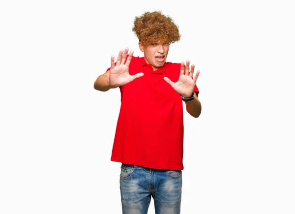 Junger Gutaussehender Mann Mit Afro Haaren Rotem Shirt Ängstlich Und — Stockfoto