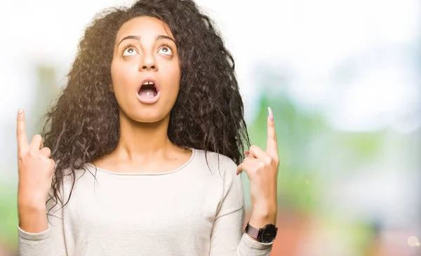 Jeune Belle Fille Aux Cheveux Bouclés Portant Pull Décontracté Étonné — Photo