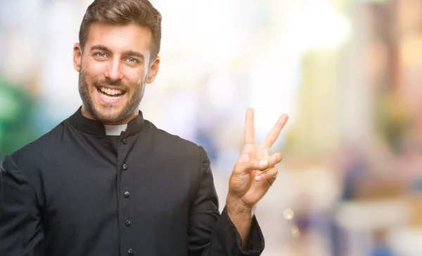 Joven Sacerdote Cristiano Católico Sobre Fondo Aislado Sonriendo Con Cara —  Fotos de Stock