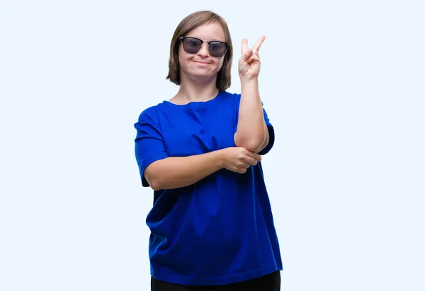 Mujer Adulta Joven Con Síndrome Con Gafas Sol Sobre Fondo — Foto de Stock
