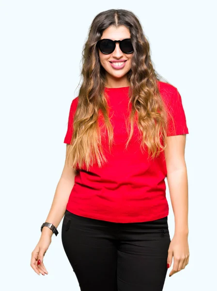 Kırmızı Shirt Ciddi Ifade Ile Güneş Gözlüğü Yüzünde Giyen Genç — Stok fotoğraf