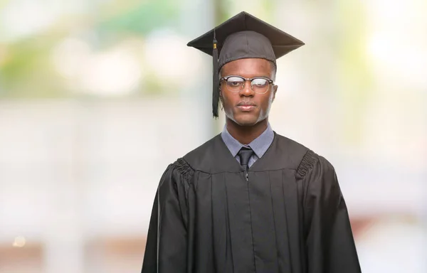 Joven Hombre Afroamericano Graduado Sobre Fondo Aislado Con Expresión Seria —  Fotos de Stock