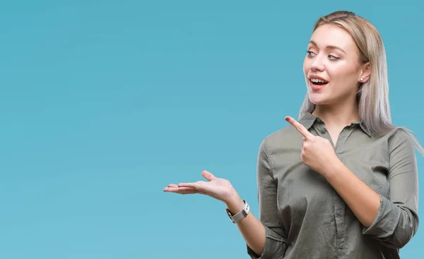 Joven Mujer Negocios Rubia Sobre Fondo Aislado Sorprendido Sonriendo Cámara — Foto de Stock