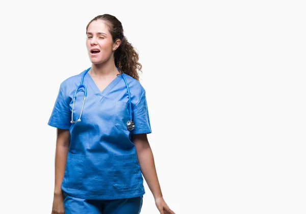 Jonge Brunette Dokter Meisje Verpleegkundige Chirurg Uniform Dragen Geïsoleerde Achtergrond — Stockfoto