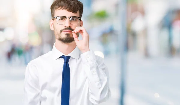 Giovane Uomo Affari Bello Con Gli Occhiali Sopra Isolata Bocca — Foto Stock